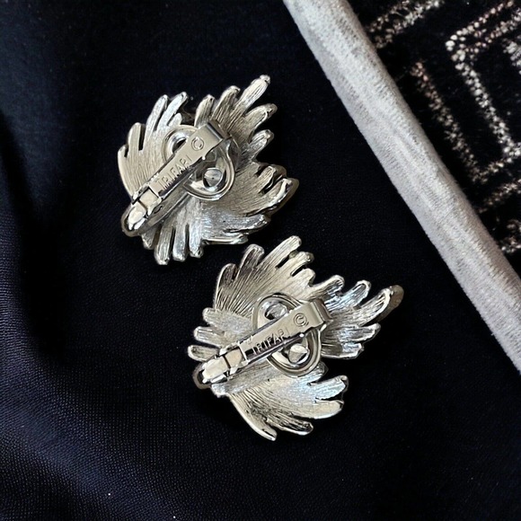 Vintage Stamped Trifari Modernist Abstract Leaf Silver Textured Clip Earrings - Picture 2 of 2